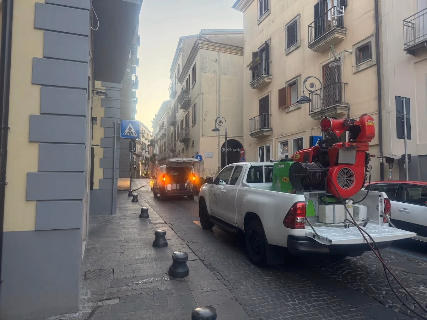 Automezzo New Service attrezzato per un intervento di disinfestazione urbana