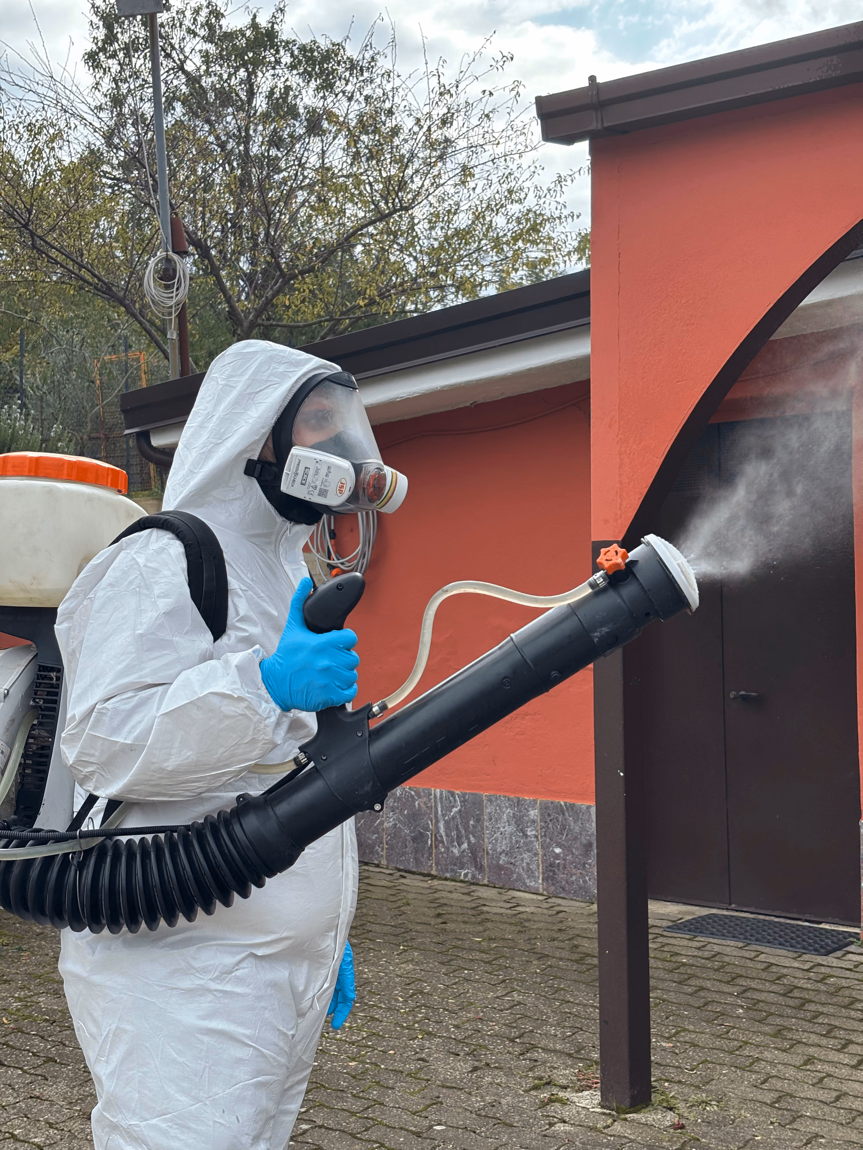 Tecnico che prepara un intervento di disinfestazione insetti volanti