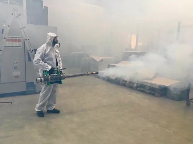 Tecnico New Service durante la sanificazione di un ambiente industriale